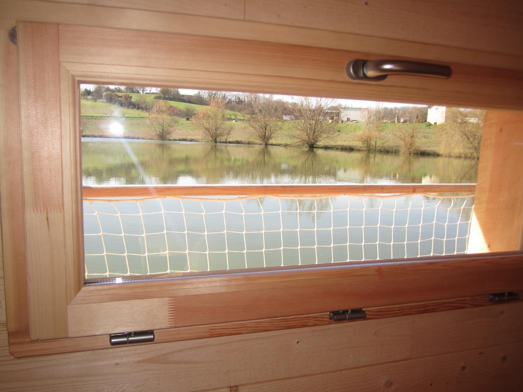 Cabanes Flottantes Du Lac De Pelisse Hotel Douzains Room photo